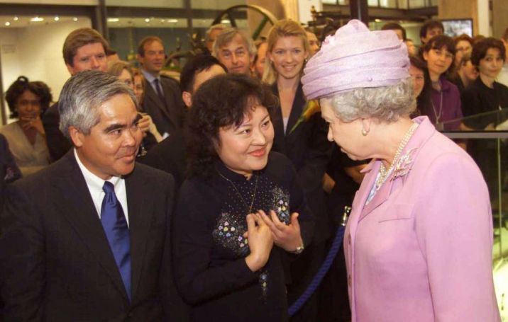 FILE - In this Tuesday, June 27, 2000 file photo, Britain's Queen Elizabeth II, right, opens the new Wellcome Wing of London 's Science Museum with Associated Press photographer Nick Ut, left and Phan Thi Kim Phuc, center. Phuc was the main subject in Ut's iconic image of the aftermath of a June 8, 1972 napalm attack in Vietnam. The image is featured in the museum. (AP Photo/Ian Jones, Pool)